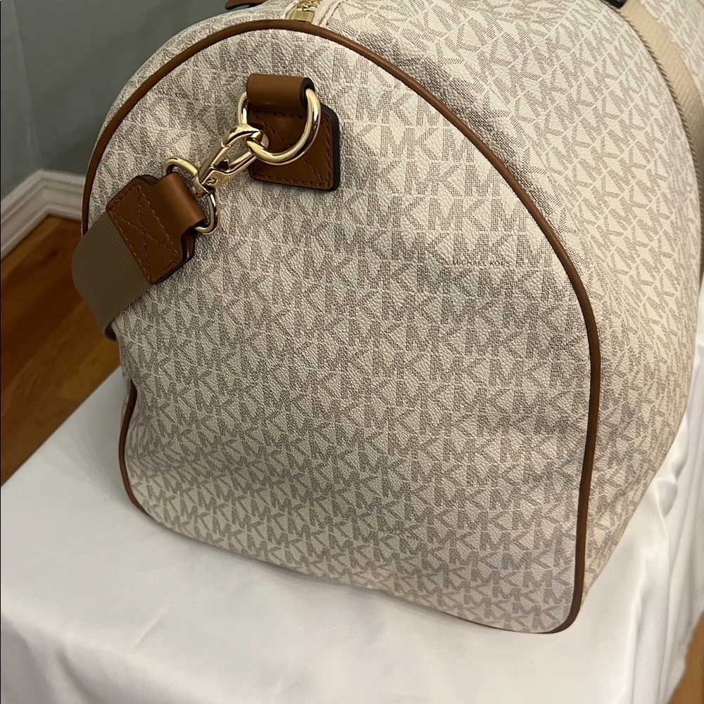 Michael Kors Cream and Tan Weekender Bag - Picture 10 of 11